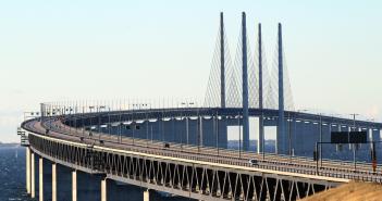 อุโมงค์สะพาน Oresund อันเป็นเอกลักษณ์ที่เชื่อมต่ออุโมงค์เดนมาร์กและสวีเดนจากโคเปนเฮเกนไปยังมัลโม
