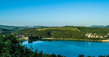 ทะเลสาบ Abrau ใกล้จะเกิดภัยพิบัติด้านสิ่งแวดล้อมหรือไม่?