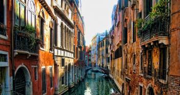 សមុទ្រនៅទីក្រុង Venice ឈ្មោះទីក្រុងអ៊ីតាលីនៅលើទឹកសរសេរបិទ