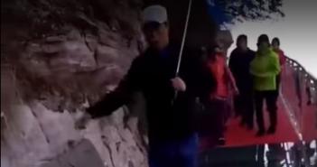 Стеклянный мост в китае треснул под ногами туристов
