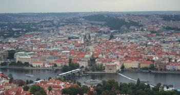 Река Влтава в Праге – порожистая и своенравная, украшенная мостами и островами Карлов мост находится
